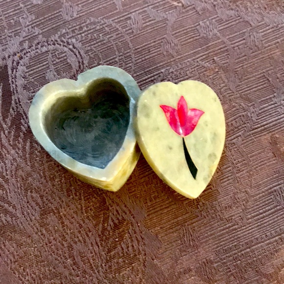 Handcrafted marble heart shaped box with flower inlay - Picture 2 of 5